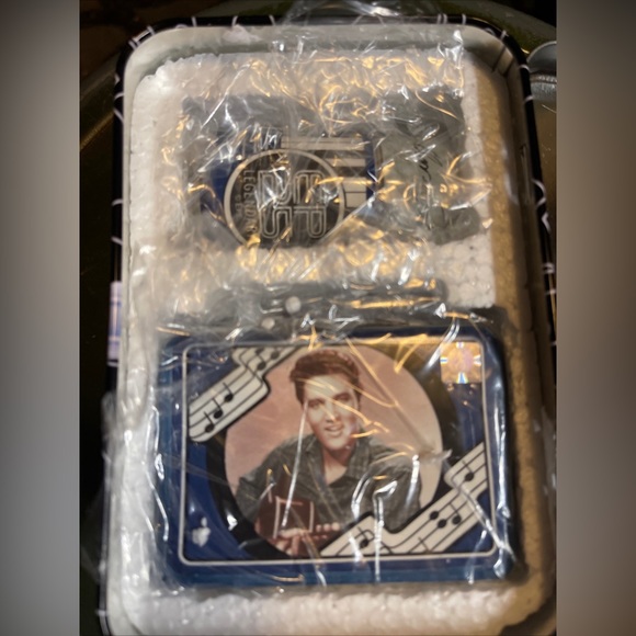 ELVIS PRESLEY Lunchtime SALT🧂& PEPPER SHAKERS 2002 Vandor + ELVIS BUTTONS 🎸 - Picture 3 of 9